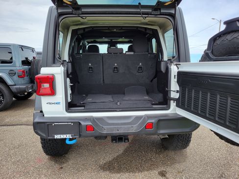 Used 2025 Jeep Wrangler Unlimited Rubicon 4xe w/ Convenience Group AWD/4WD image 19