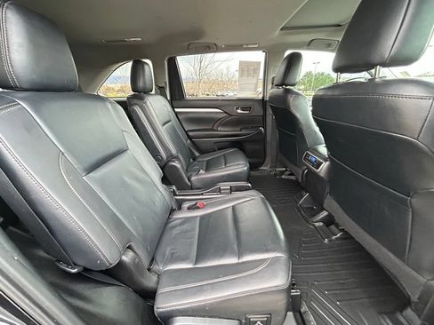 Used 2019 Toyota Highlander XLE FWD image 28