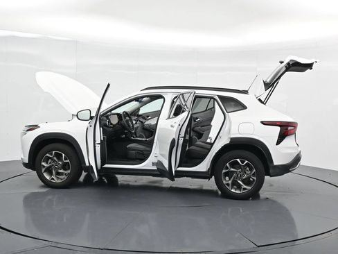 Used 2025 Chevrolet Trax LT FWD image 41