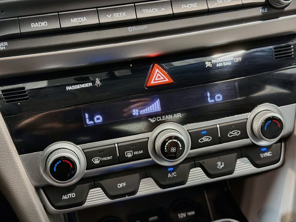 Used 2020 Hyundai Elantra SE FWD image 16