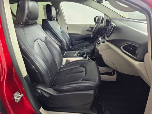 Used 2024 Chrysler Pacifica Touring-L image 44