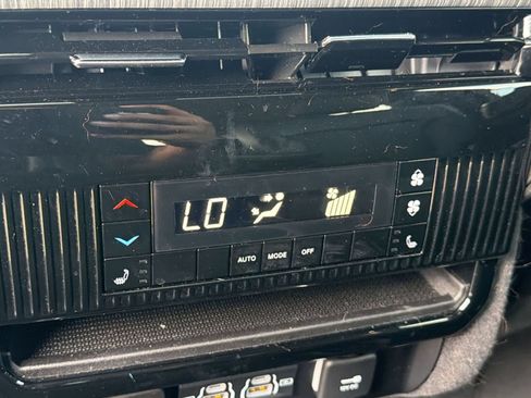 Used 2024 Jeep Wagoneer Series III w/ Premium Group I AWD/4WD image 24