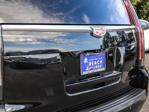 Used 2020 Cadillac Escalade Premium Luxury AWD/4WD image 10