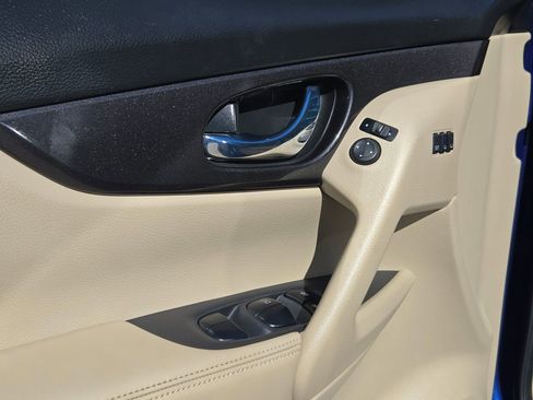 Used 2019 Nissan Rogue SV w/ Premium Package image 12