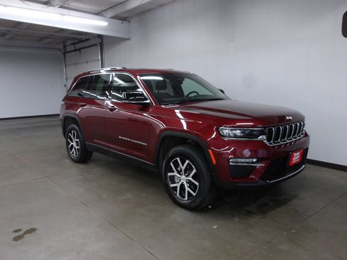 Used 2024 Jeep Grand Cherokee Limited AWD/4WD image 4