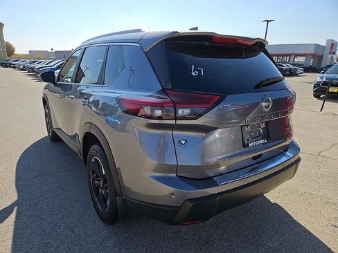 Used 2024 Nissan Rogue SV w/ SV Premium Package image 3