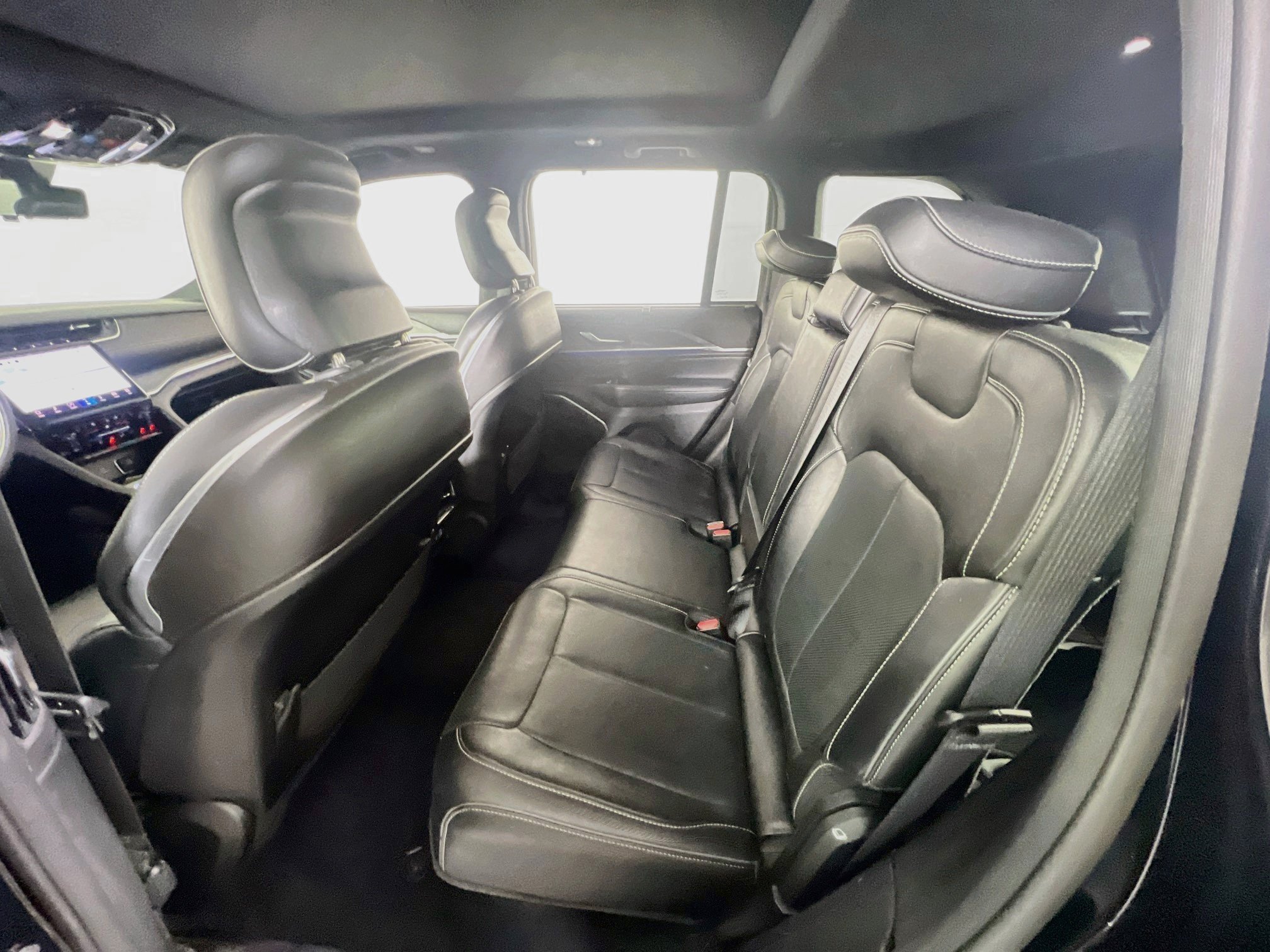 Used 2023 Jeep Grand Cherokee Overland w/ Luxury Tech Group IV AWD/4WD image 24