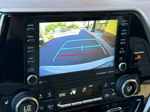 Used 2022 Toyota Highlander XLE AWD/4WD image 20