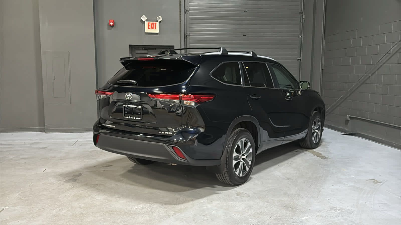 Used 2023 Toyota Highlander XLE AWD/4WD image 4