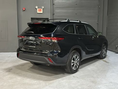 Used 2023 Toyota Highlander XLE AWD/4WD image 4
