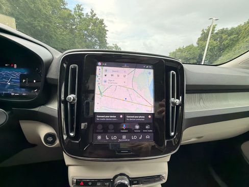 Certified 2025 Volvo XC40 B5 Ultra AWD/4WD image 29