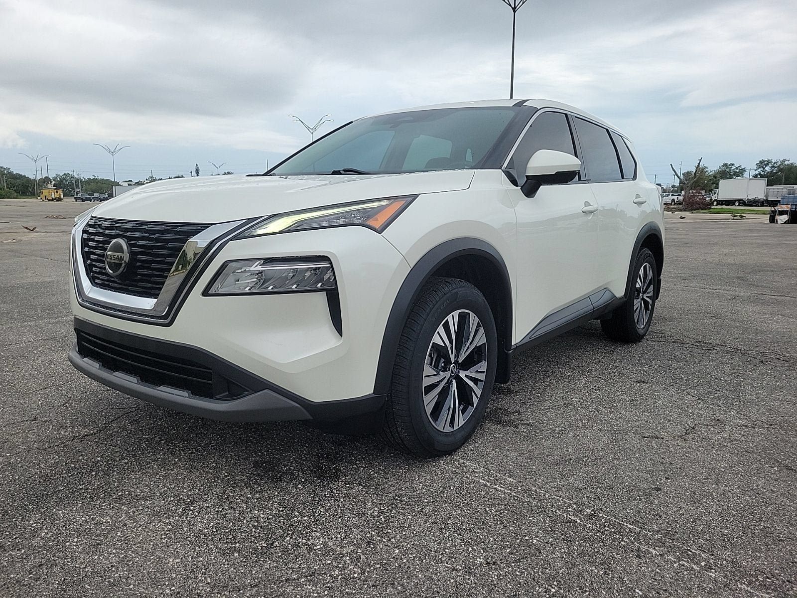 Used 2021 Nissan Rogue SV FWD image 2