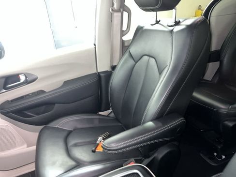 Used 2023 Chrysler Pacifica Touring-L image 25