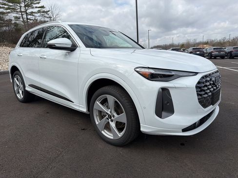 Certified 2025 Audi Q5 2.0T Premium Plus w/ Premium Plus image 7