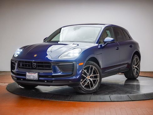 Certified 2025 Porsche Macan AWD/4WD image 1