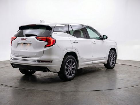 Used 2024 GMC Terrain SLT image 9