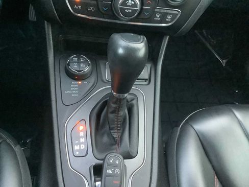 Used 2019 Jeep Cherokee Trailhawk w/ Comfort/Convenience Group AWD/4WD image 18