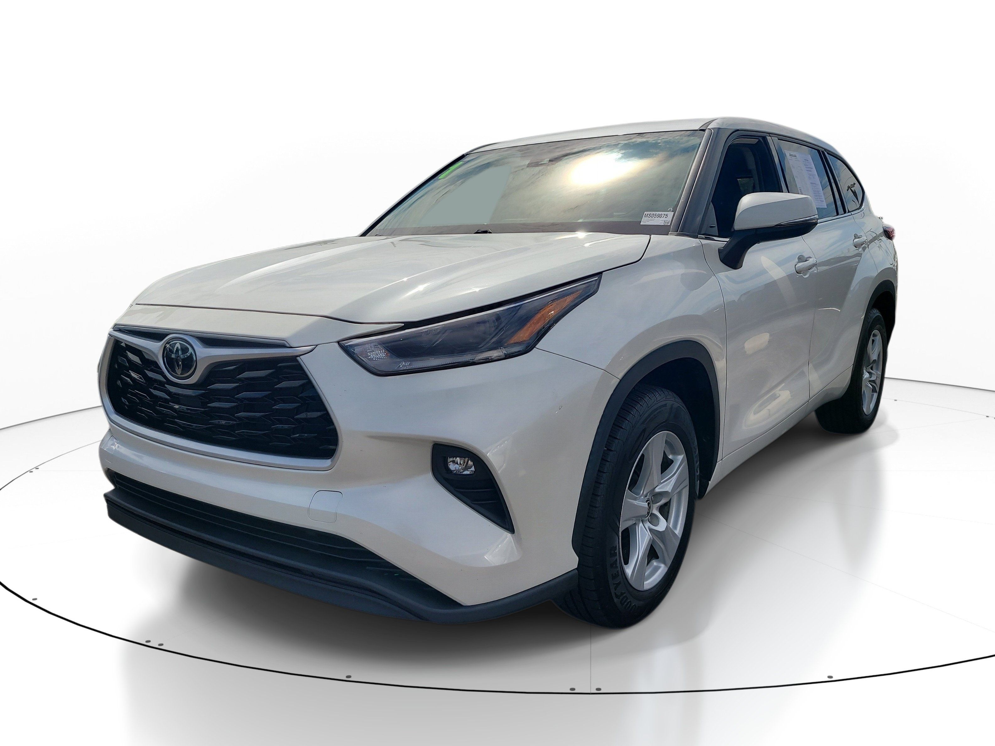 Used 2021 Toyota Highlander LE FWD image 3