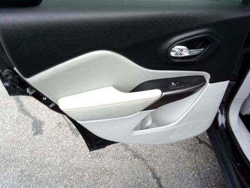 Used 2019 Jeep Cherokee Limited image 11