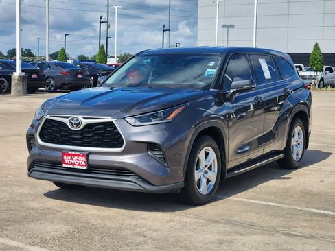 Used 2021 Toyota Highlander L FWD image 3