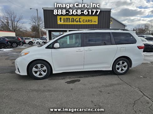 Used 2020 Toyota Sienna LE w/ Carpet Mat Package image 1