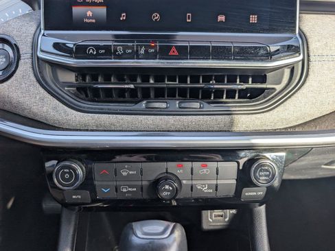 Used 2024 Jeep Compass Latitude AWD/4WD image 17