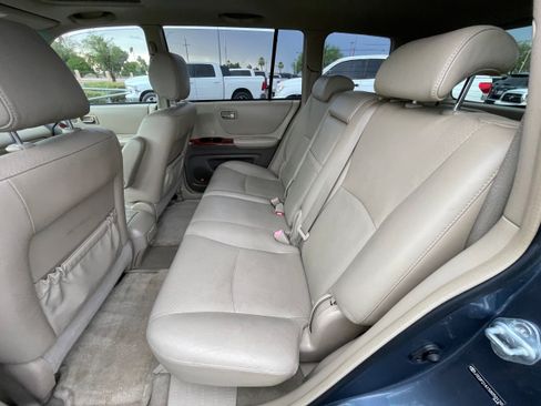 Used 2005 Toyota Highlander 2WD V6 w/ 3rd Row image 17