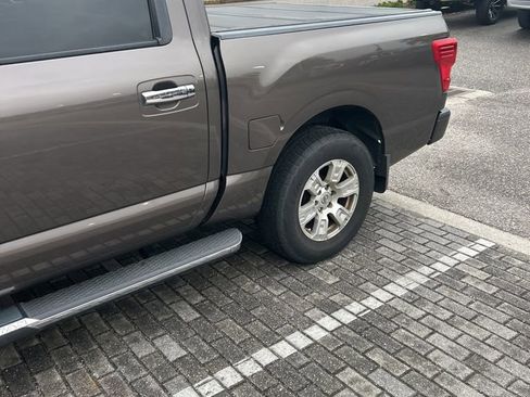 Used 2017 Nissan Titan SV image 6