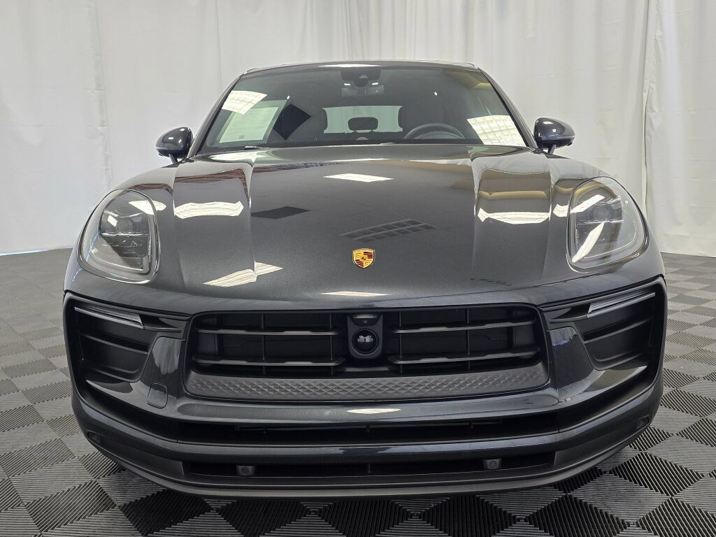 Certified 2025 Porsche Macan AWD/4WD image 10