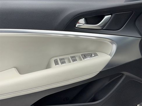 Used 2025 Genesis G70 2.5T image 38