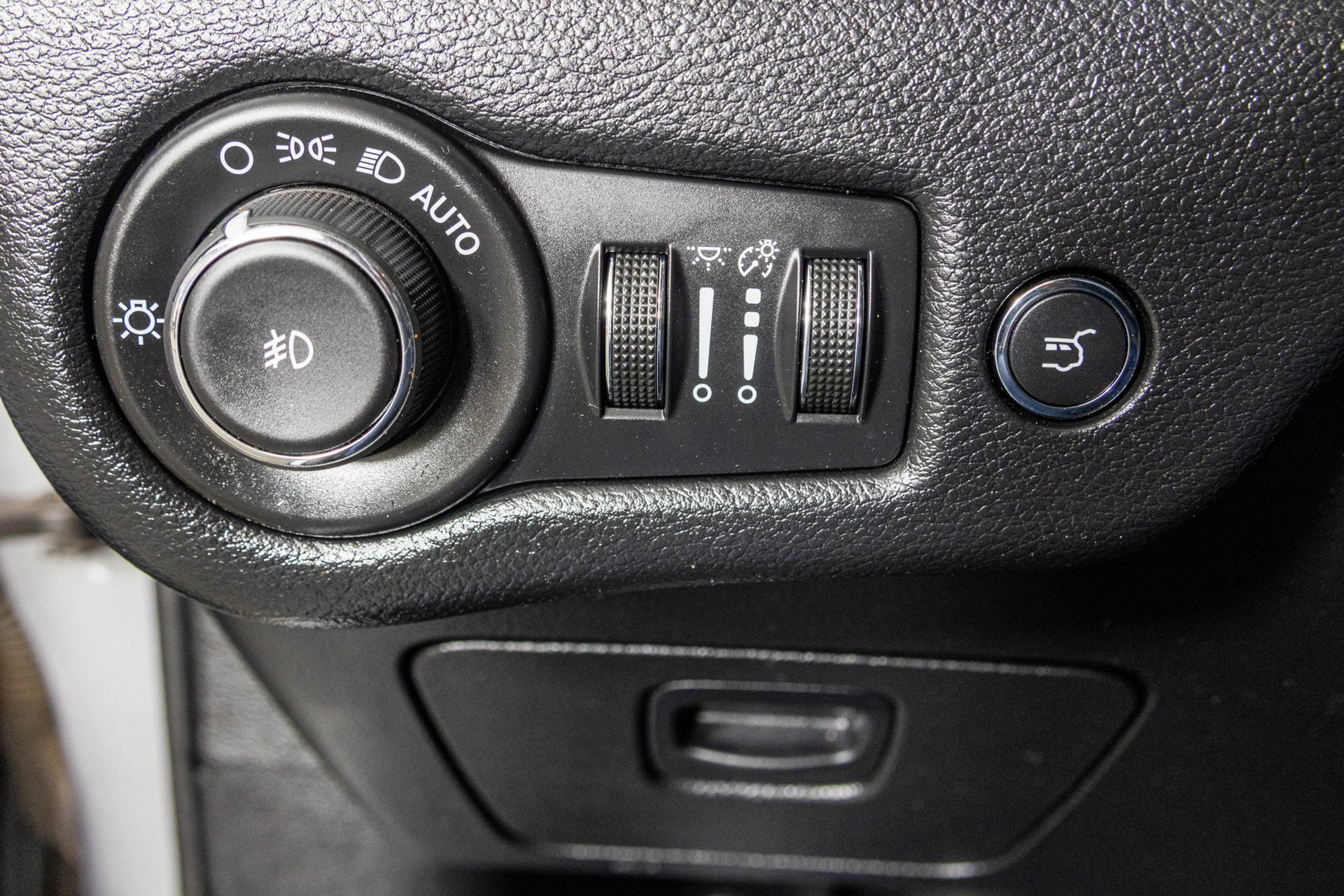 Used 2014 Jeep Cherokee Limited w/ Luxury Group FWD image 32