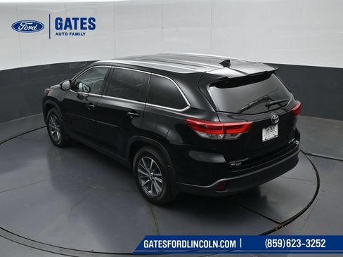 Used 2019 Toyota Highlander XLE AWD/4WD image 57