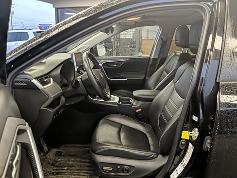 Used 2019 Toyota RAV4 XLE Premium image 15