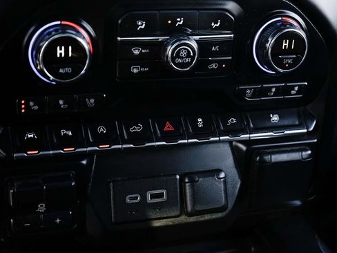 Used 2019 Chevrolet Silverado 1500 High Country image 33