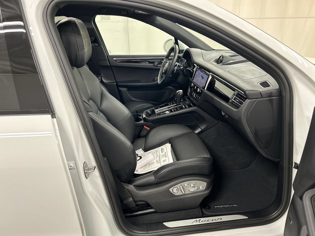 Certified 2026 Porsche Macan AWD/4WD image 24