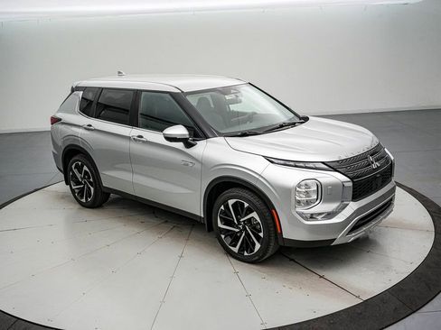 Used 2024 Mitsubishi Outlander SE image 2