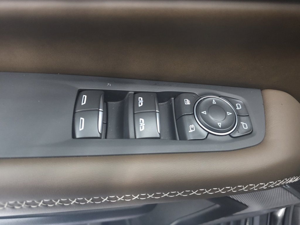 Used 2025 GMC Yukon Denali Ultimate AWD/4WD image 36