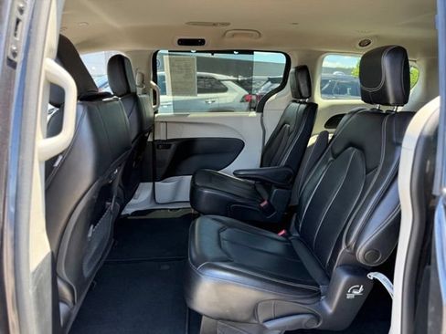 Used 2023 Chrysler Pacifica Touring-L FWD image 14