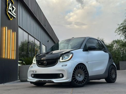 Used 2017 smart fortwo passion RWD image 3