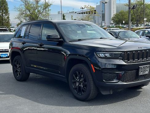 Used 2024 Jeep Grand Cherokee Altitude AWD/4WD image 3