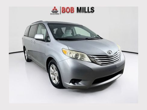 Used 2015 Toyota Sienna LE FWD image 1