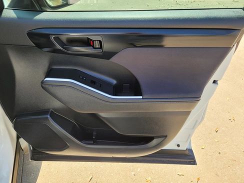 Used 2023 Toyota Highlander LE image 7