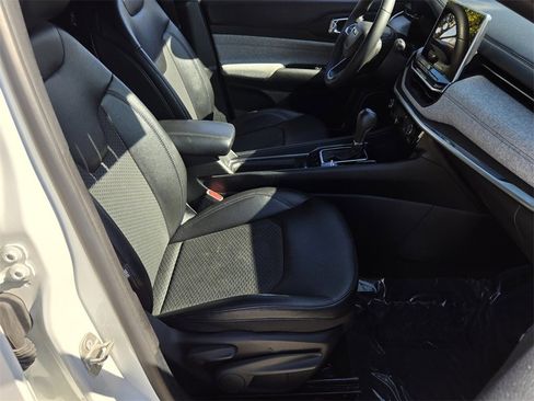 Used 2024 Jeep Compass Latitude image 17