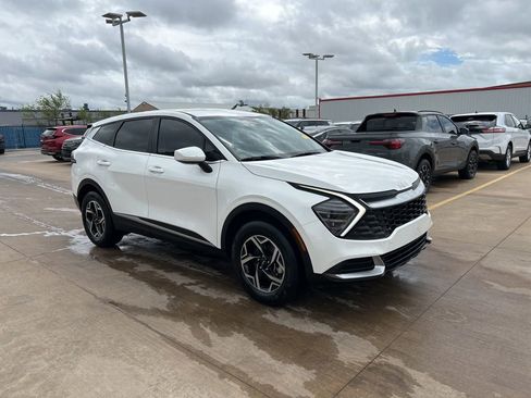 Used 2024 Kia Sportage LX image 4