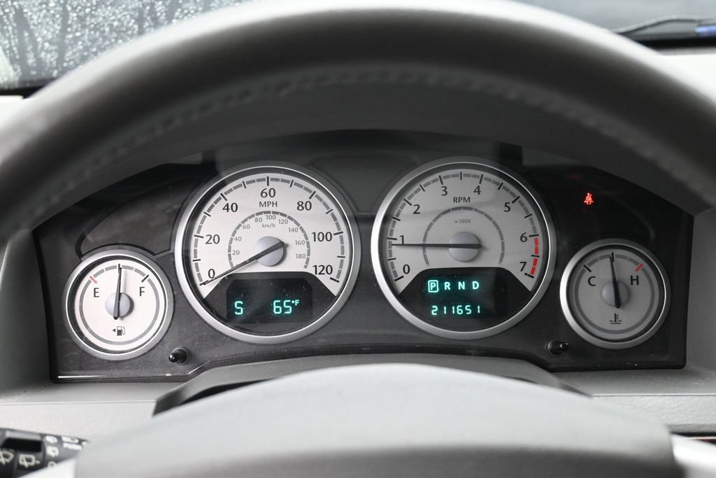 Used 2010 Chrysler Town & Country Touring FWD image 11