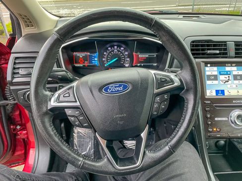 Used 2018 Ford Fusion Titanium image 13