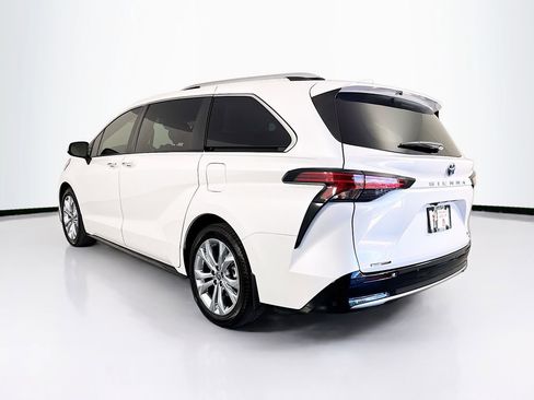 Used 2022 Toyota Sienna Platinum image 7