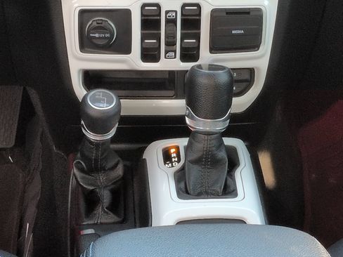 Used 2023 Jeep Gladiator Sport AWD/4WD image 18