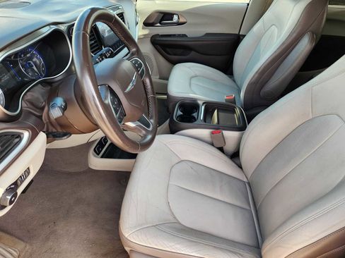 Used 2017 Chrysler Pacifica Touring-L image 12