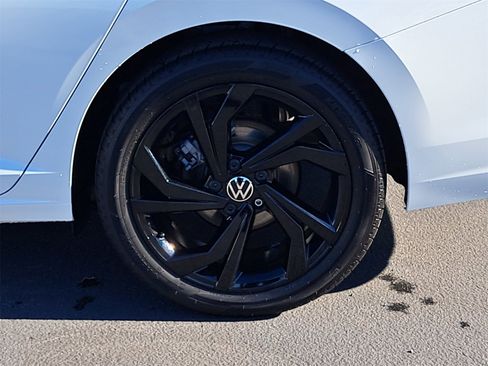 Certified 2025 Volkswagen Jetta SE w/ Sunroof Package image 33